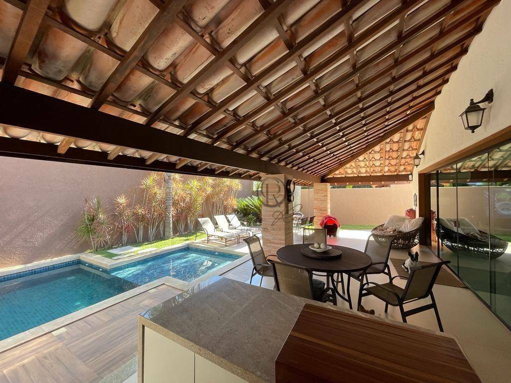 Casa à venda com 4 quartos, 300m² - Foto 1