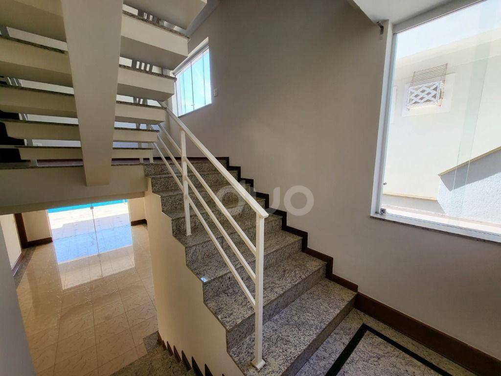 Casa de Condomínio para alugar com 4 quartos, 258m² - Foto 3
