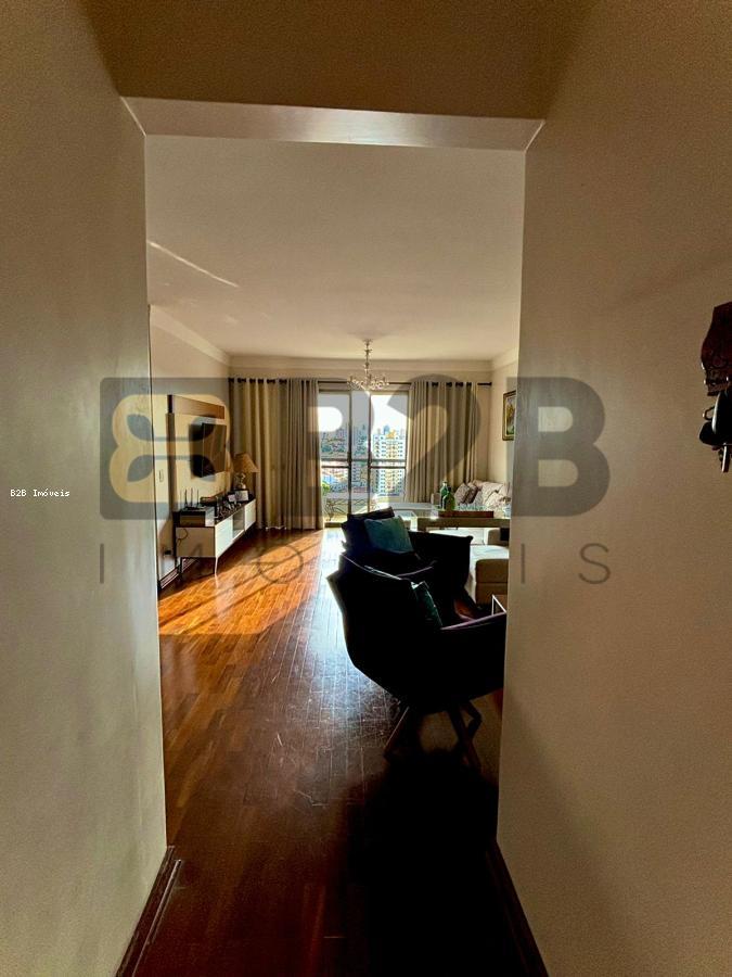 Apartamento à venda com 3 quartos, 147m² - Foto 2