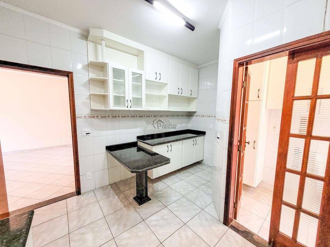 Casa para alugar com 3 quartos, 250m² - Foto 12