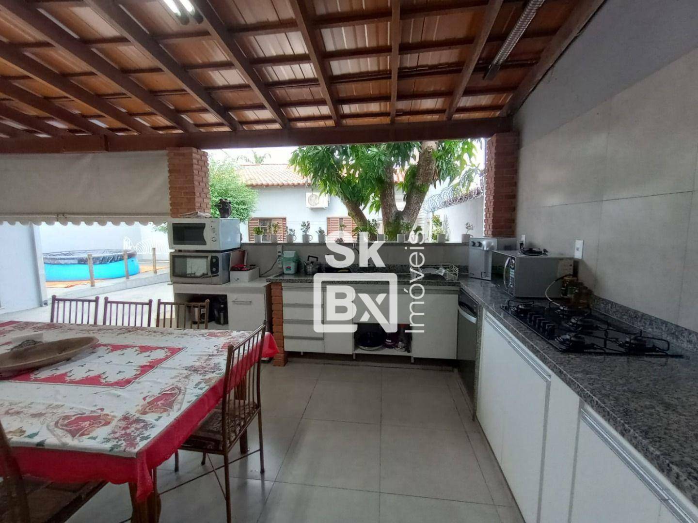 Casa à venda com 4 quartos, 203m² - Foto 1