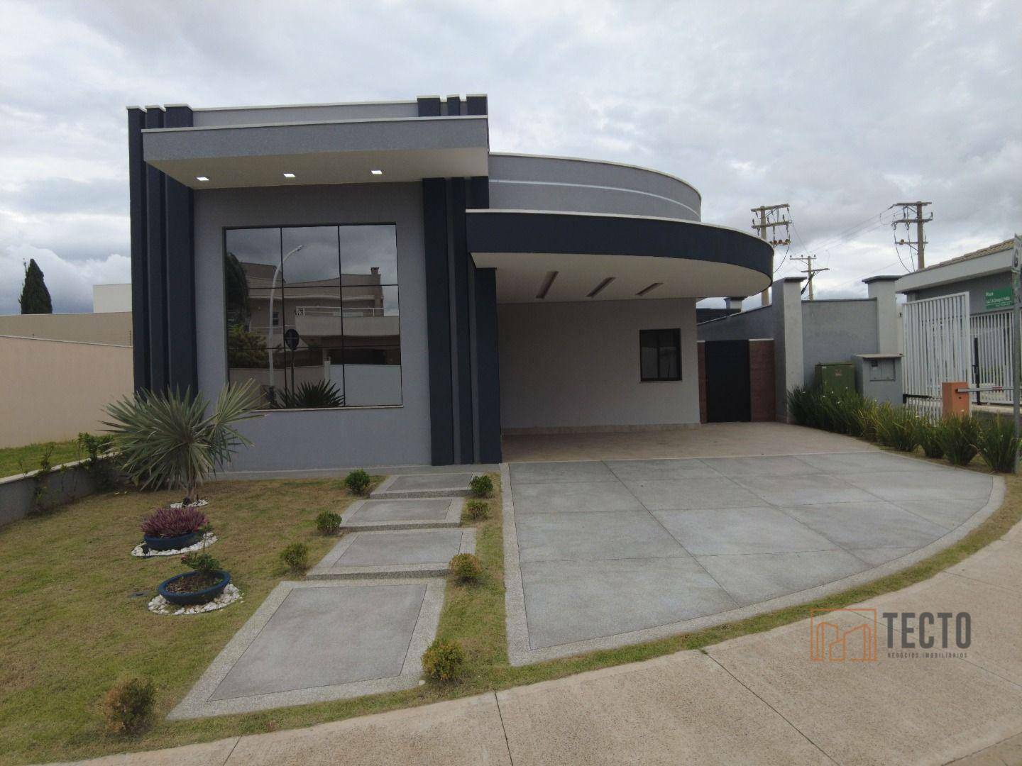 Casa à venda com 3 quartos, 235m² - Foto 1