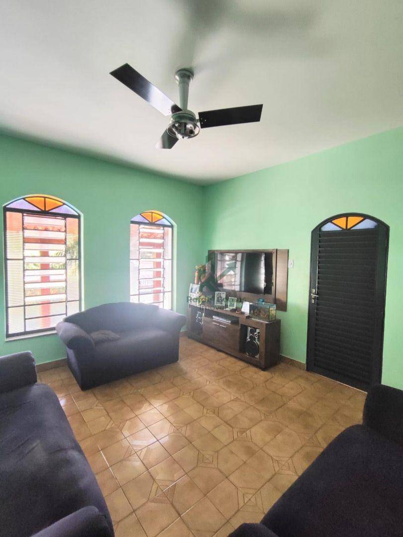 Casa, 4 quartos, 227 m² - Foto 1