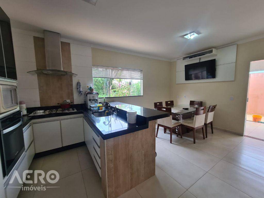 Casa à venda com 3 quartos, 144m² - Foto 1