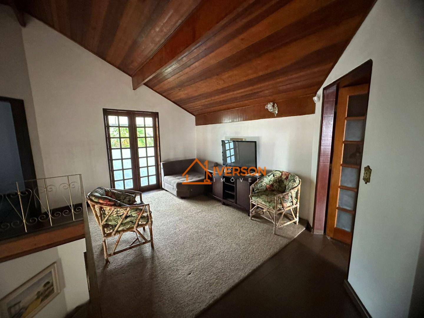 Casa à venda com 5 quartos, 190m² - Foto 2