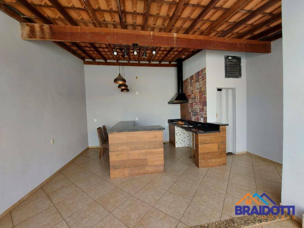 Casa à venda com 3 quartos, 204m² - Foto 1