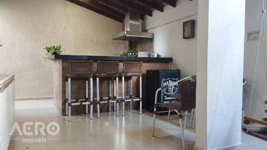 Casa à venda com 3 quartos, 165m² - Foto 2