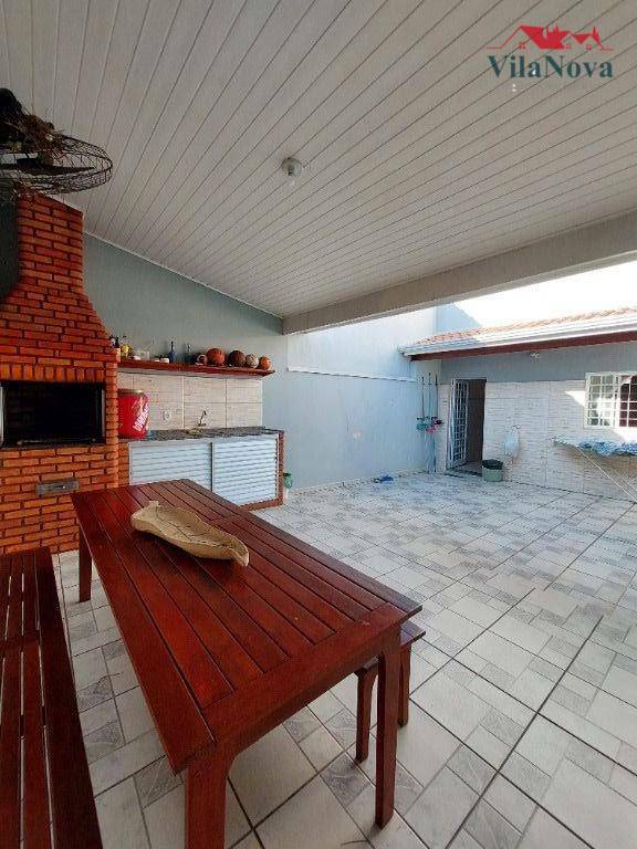 Casa à venda com 3 quartos, 199m² - Foto 1