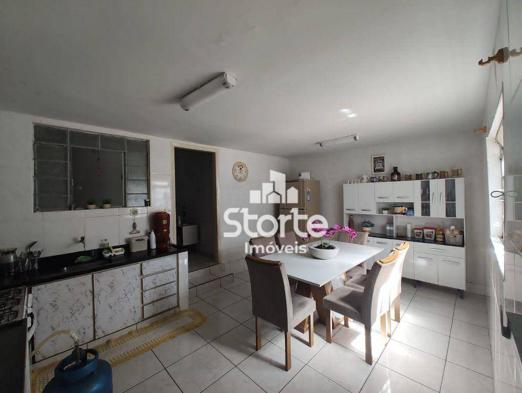 Casa à venda com 3 quartos, 140m² - Foto 1