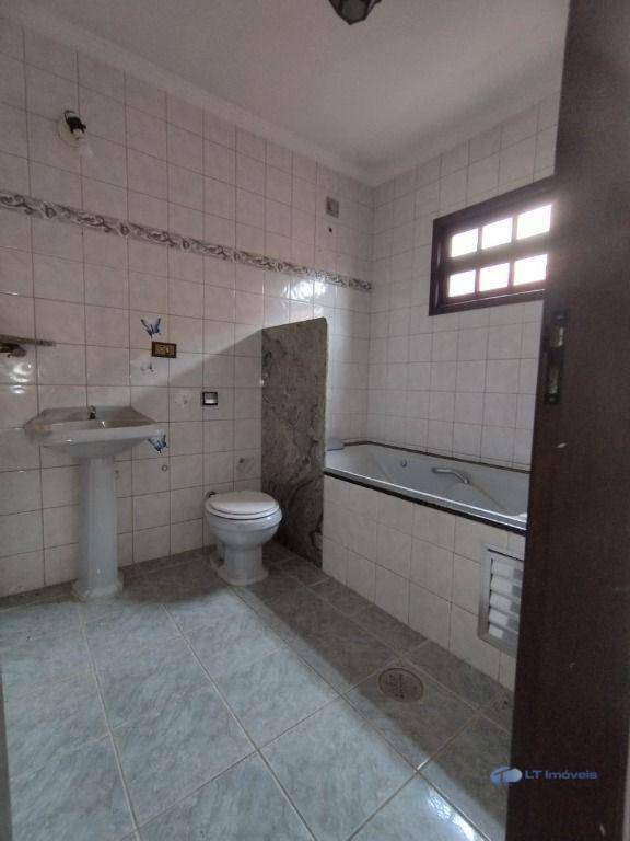 Casa à venda e aluguel com 3 quartos, 247m² - Foto 9