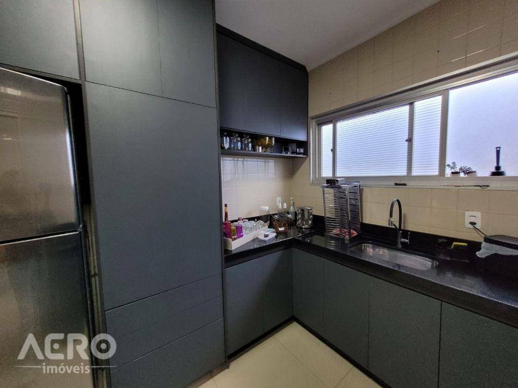 Casa à venda com 3 quartos, 263m² - Foto 10