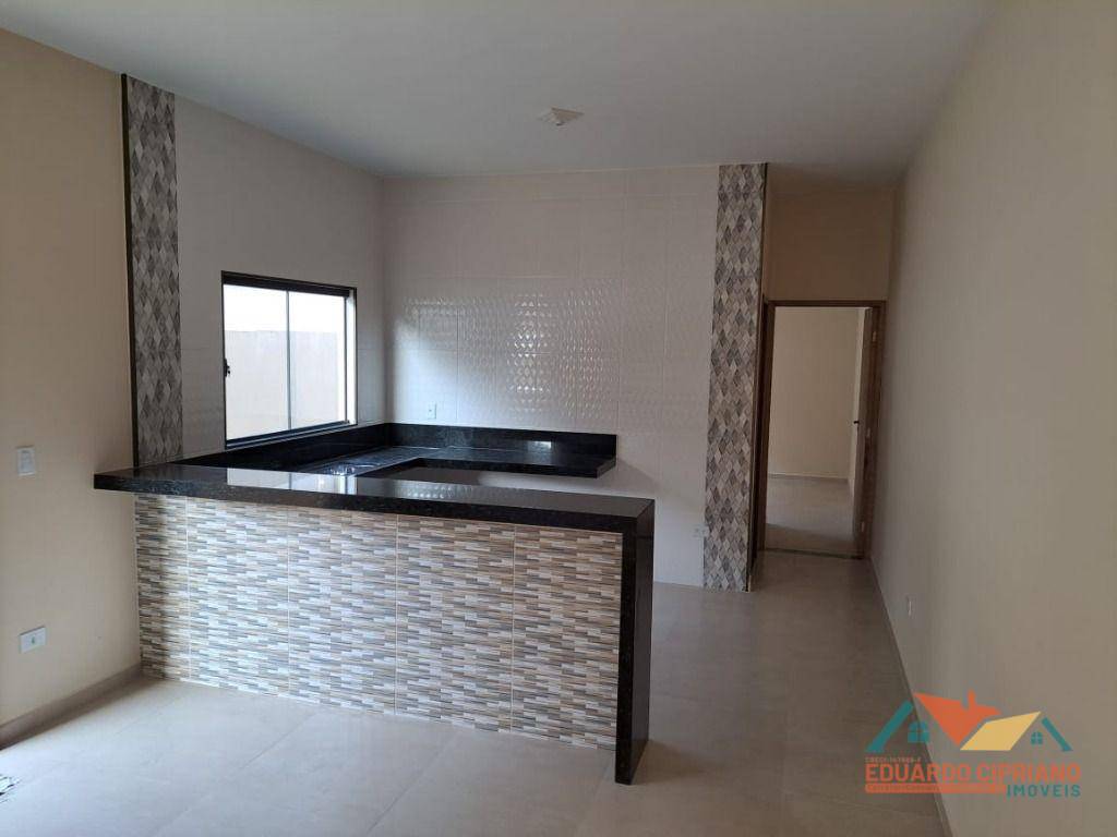 Casa à venda com 2 quartos, 65m² - Foto 2