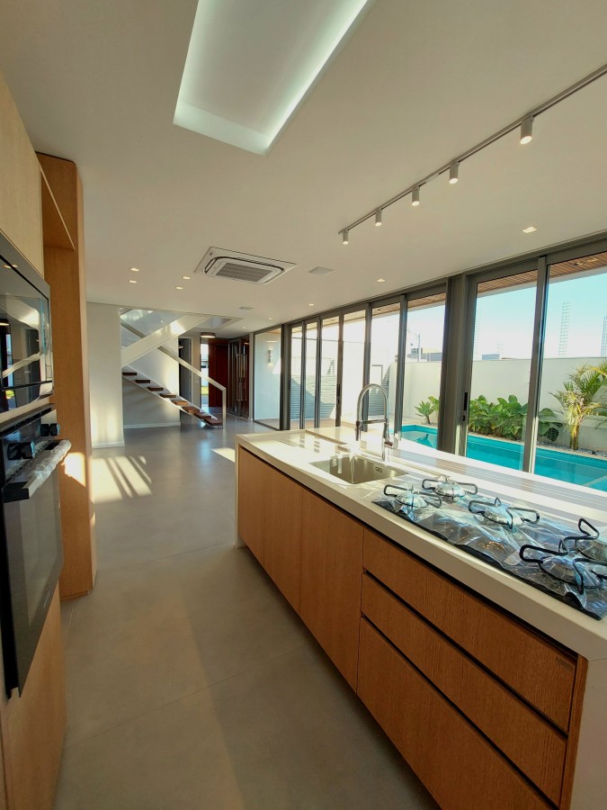 Casa de Condomínio à venda com 4 quartos, 300m² - Foto 1
