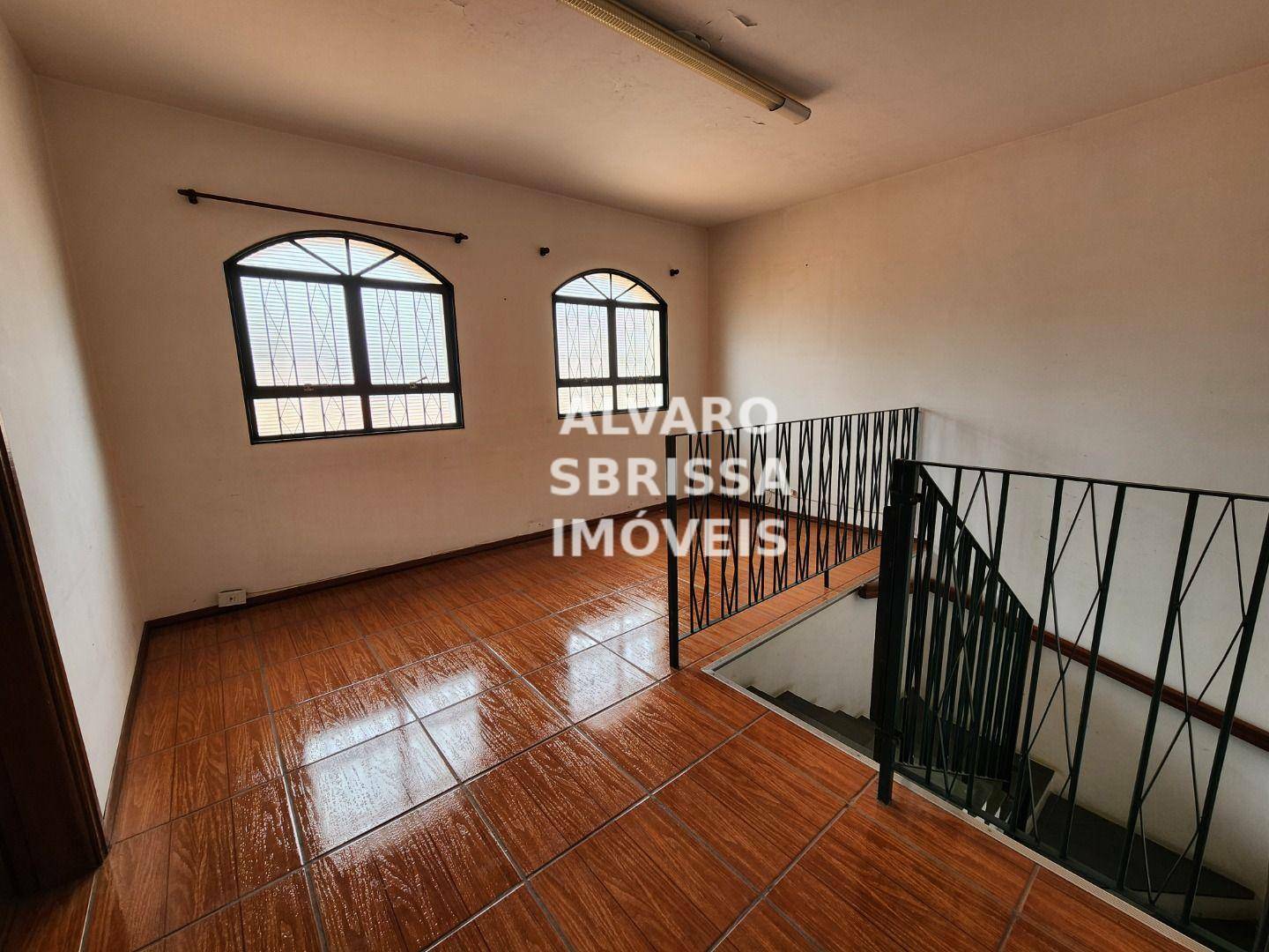 Casa à venda com 3 quartos, 284m² - Foto 2