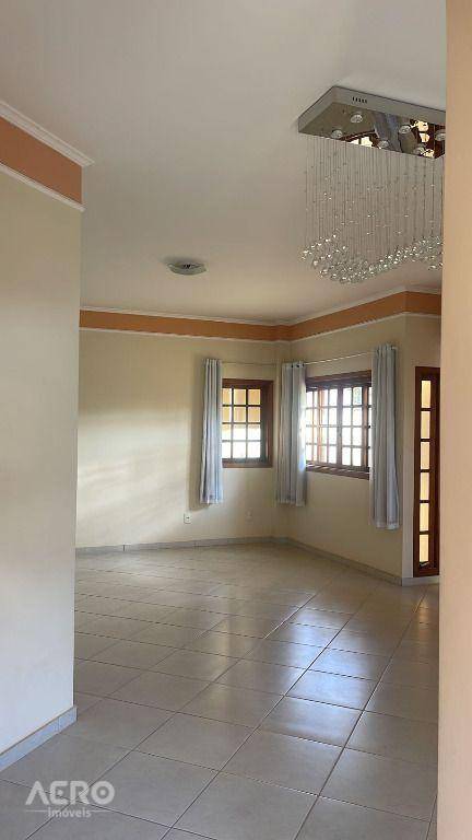 Casa à venda com 3 quartos, 220m² - Foto 2