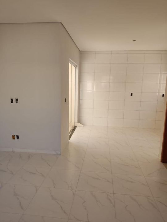 Casa à venda com 2 quartos, 69m² - Foto 2