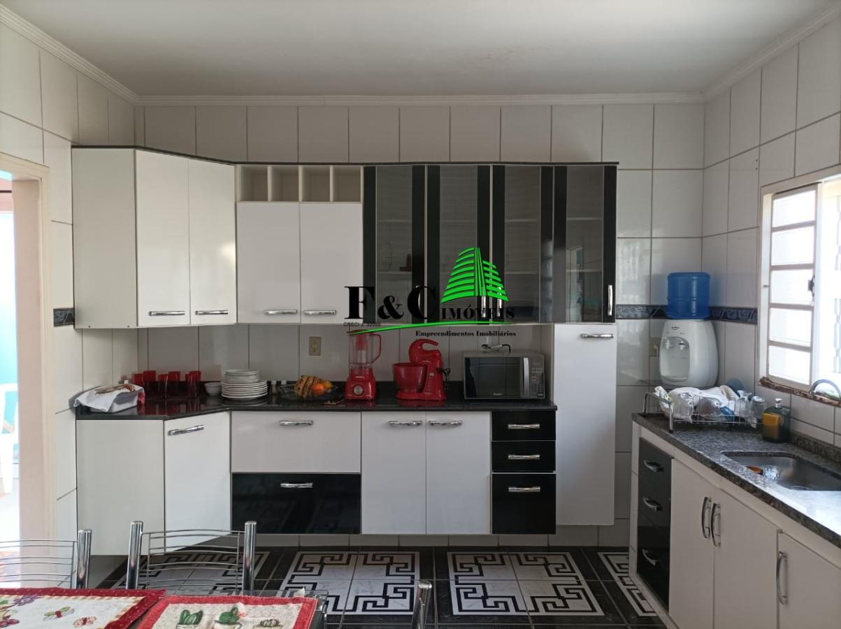 Casa à venda com 4 quartos, 250m² - Foto 1