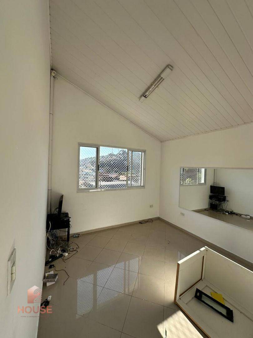 Casa para alugar com 2 quartos, 250m² - Foto 16