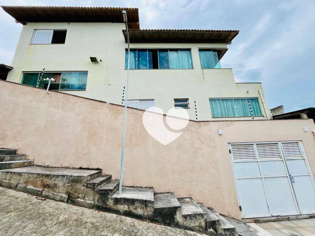 Casa de Condomínio para alugar com 4 quartos, 180m² - Foto 2