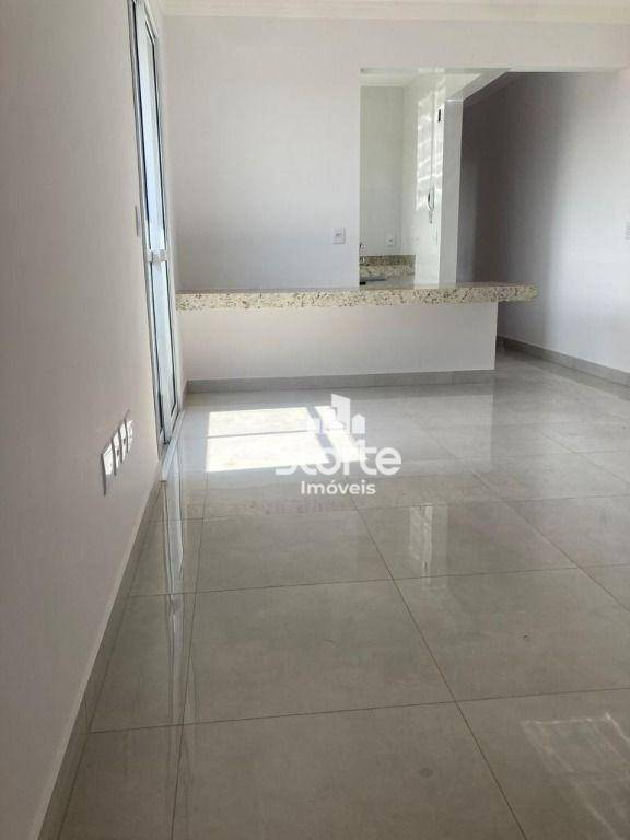 Apartamento à venda com 2 quartos, 61m² - Foto 2