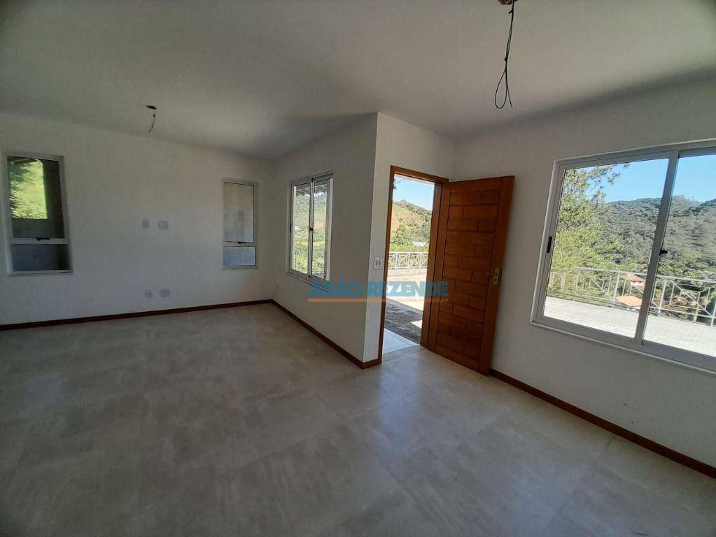 Casa de Condomínio à venda com 4 quartos, 150m² - Foto 2