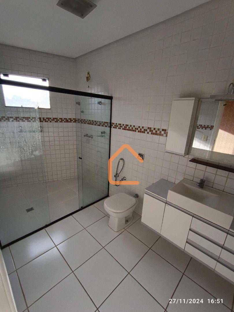 Apartamento para alugar com 3 quartos, 140m² - Foto 18