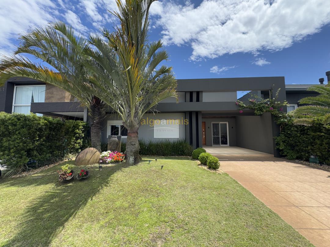 Casa de Condomínio à venda com 4 quartos, 196m² - Foto 1