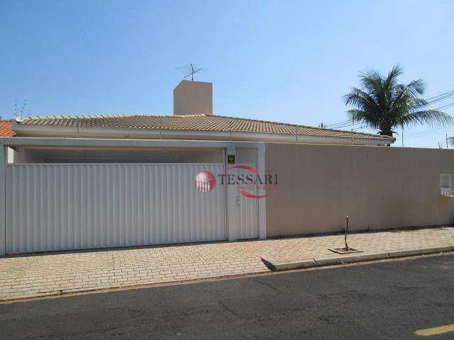 Casa à venda e aluguel com 4 quartos, 300m² - Foto 1