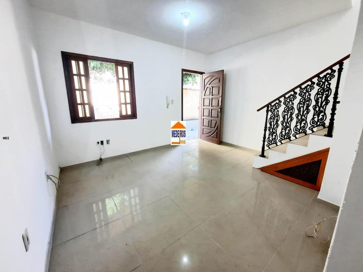 Casa à venda com 2 quartos, 100m² - Foto 1