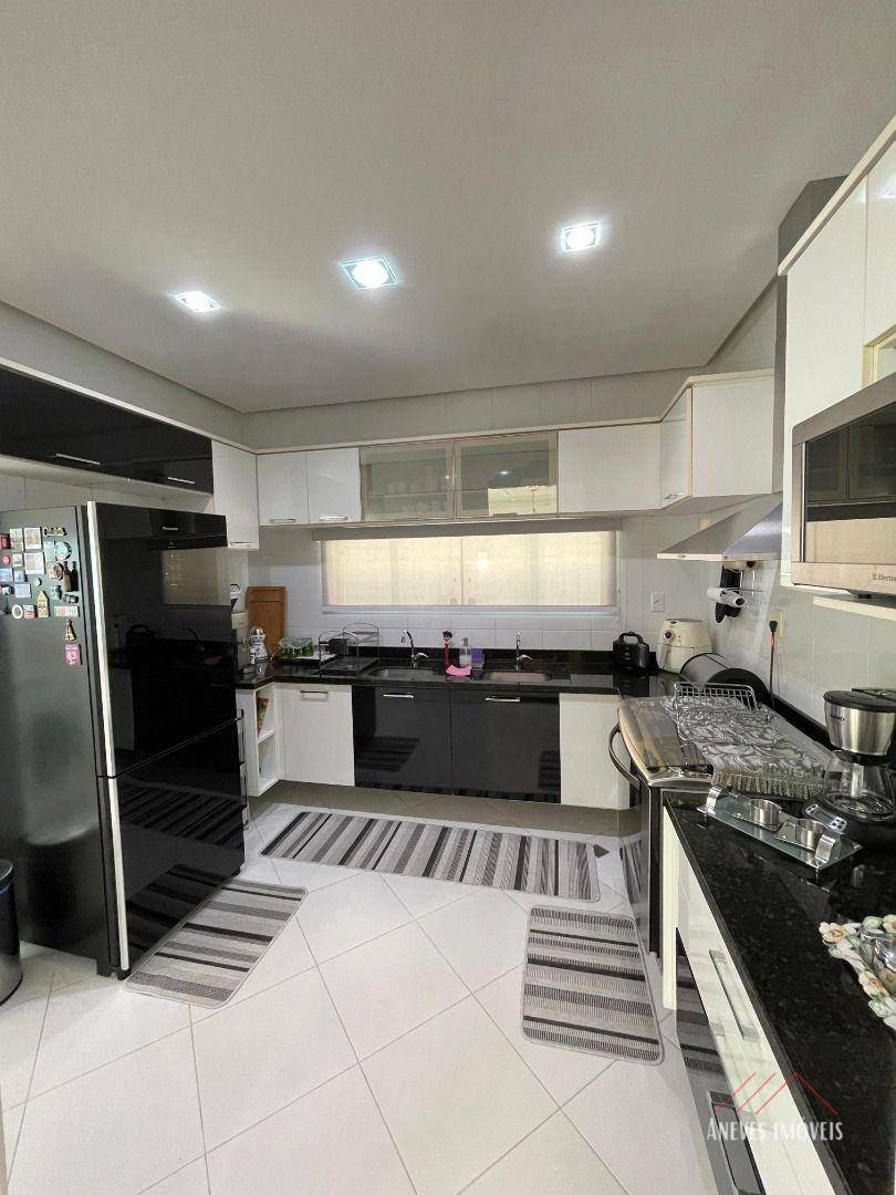 Casa de Condomínio à venda com 3 quartos, 215m² - Foto 5