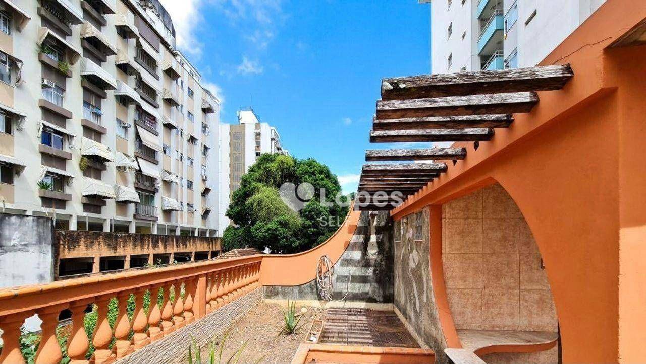 Casa à venda com 4 quartos, 225m² - Foto 1