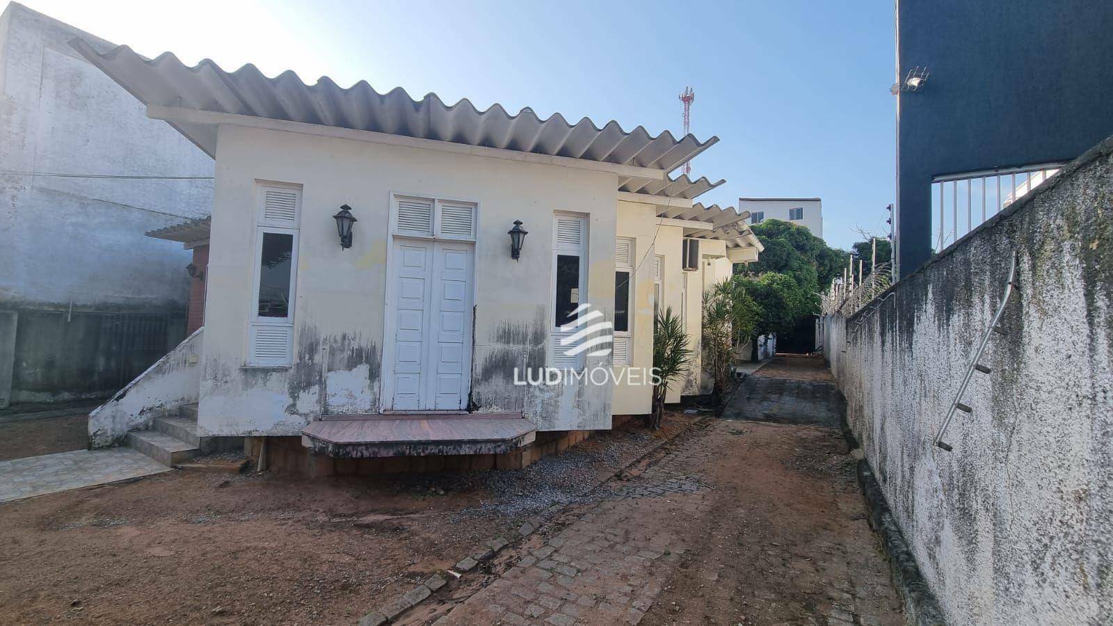 Casa à venda com 4 quartos, 244m² - Foto 1