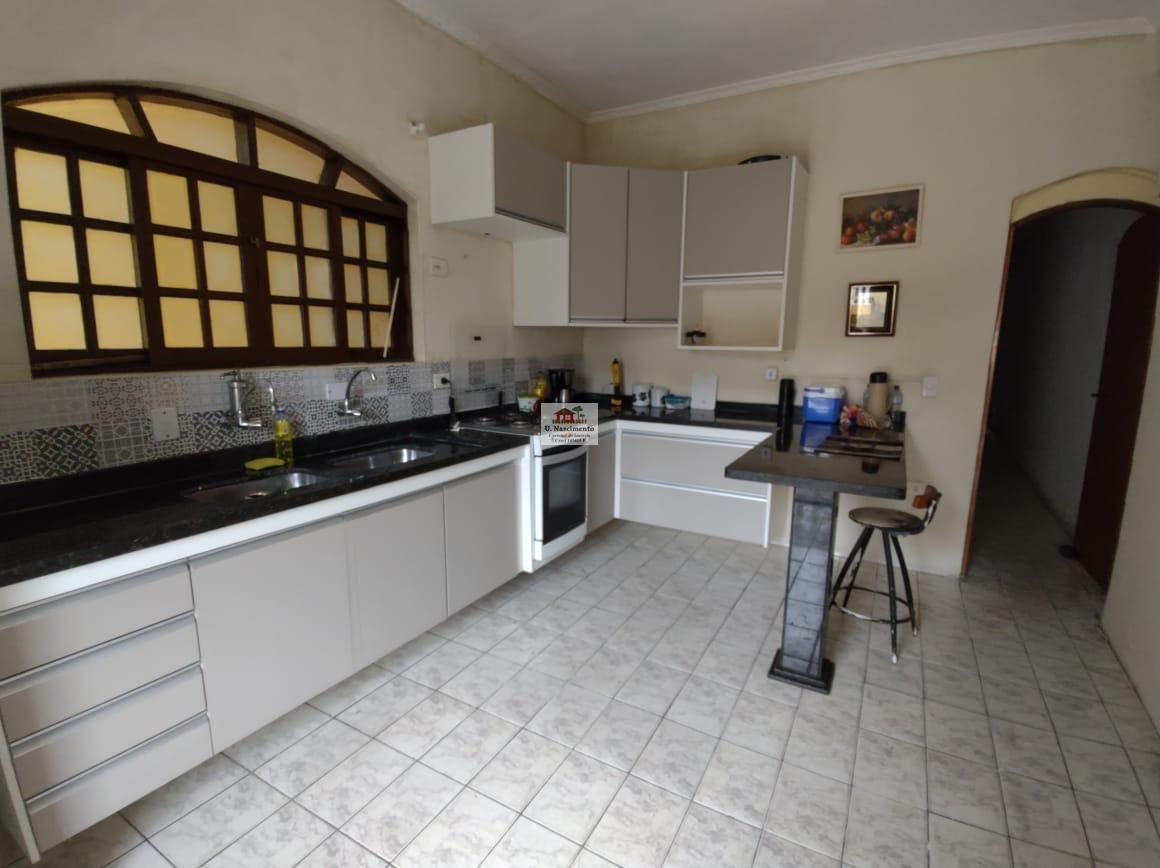 Sobrado à venda com 5 quartos, 250m² - Foto 1