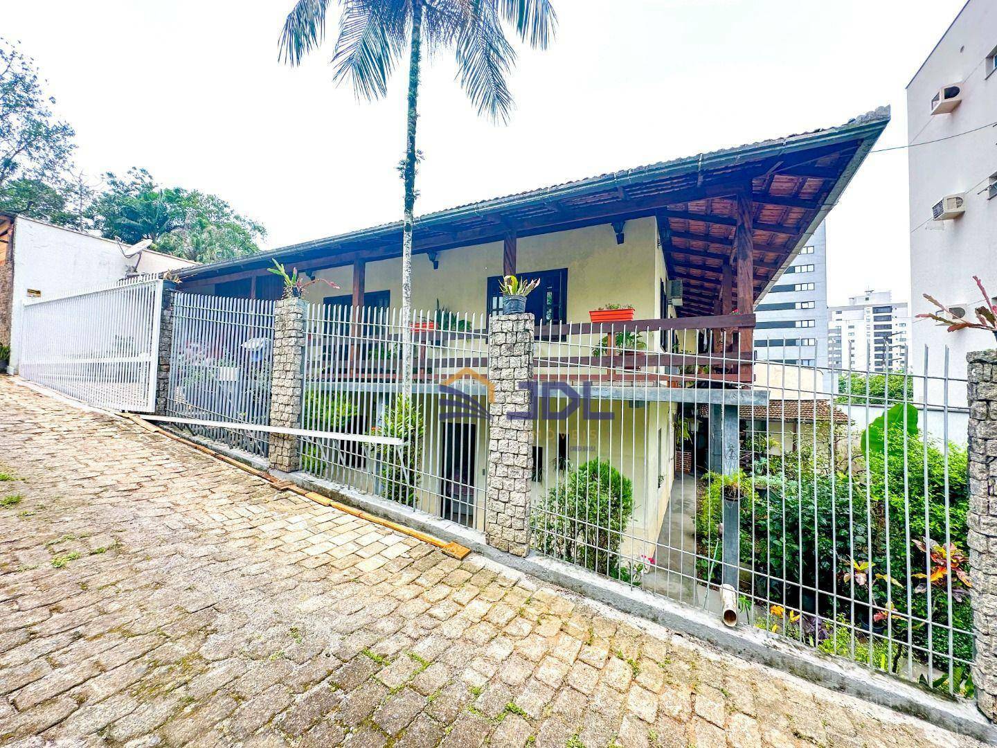 Casa à venda com 5 quartos, 106m² - Foto 1