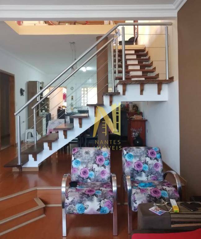 Casa à venda com 3 quartos, 210m² - Foto 3