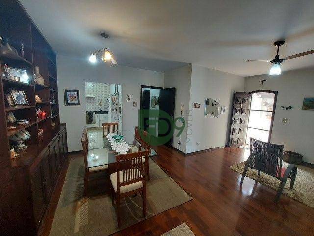 Casa à venda com 3 quartos, 259m² - Foto 1