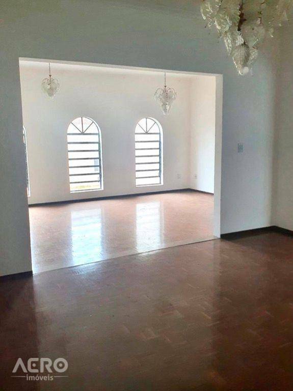 Casa à venda com 6 quartos, 218m² - Foto 9