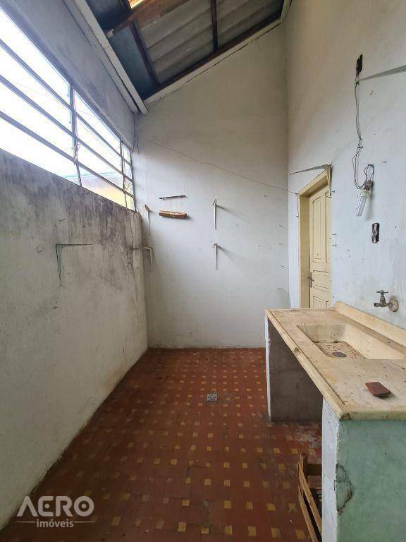 Casa à venda com 3 quartos, 210m² - Foto 14