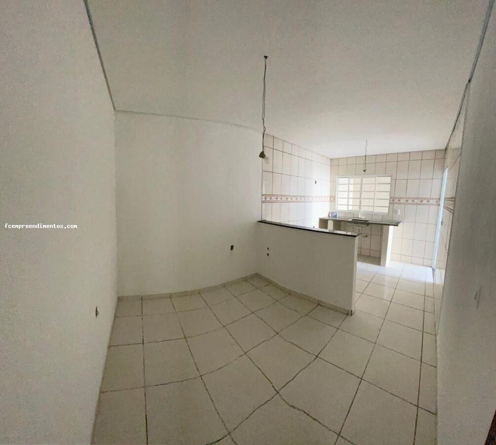 Casa à venda com 2 quartos, 140m² - Foto 1