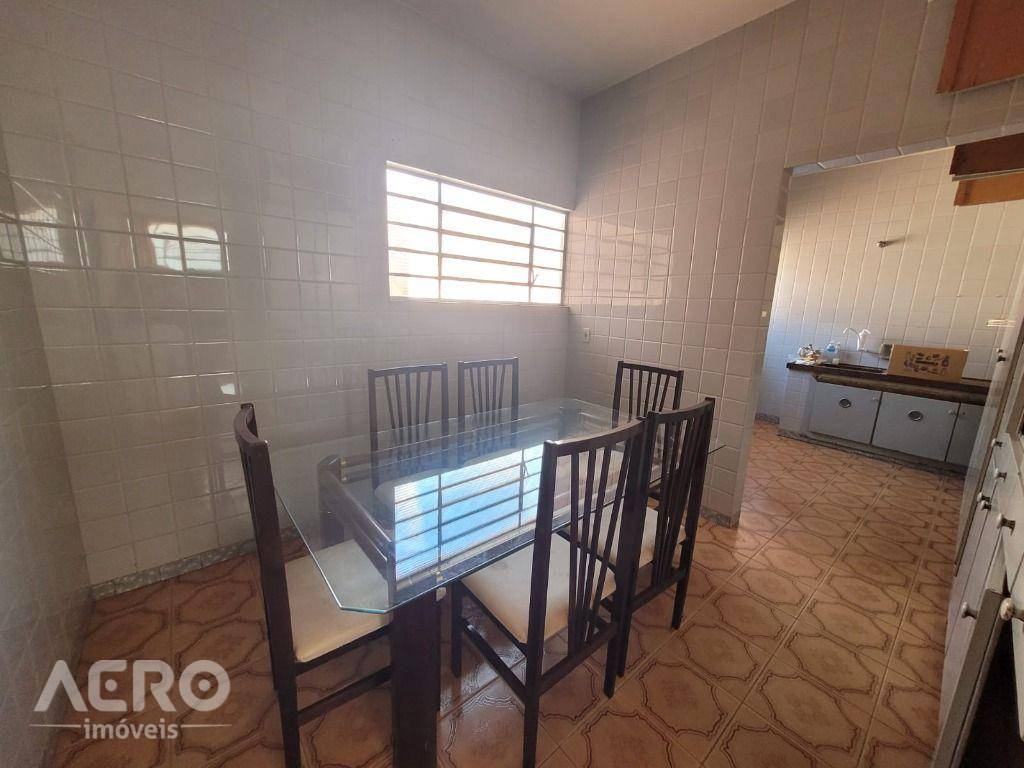 Casa à venda com 3 quartos, 208m² - Foto 8