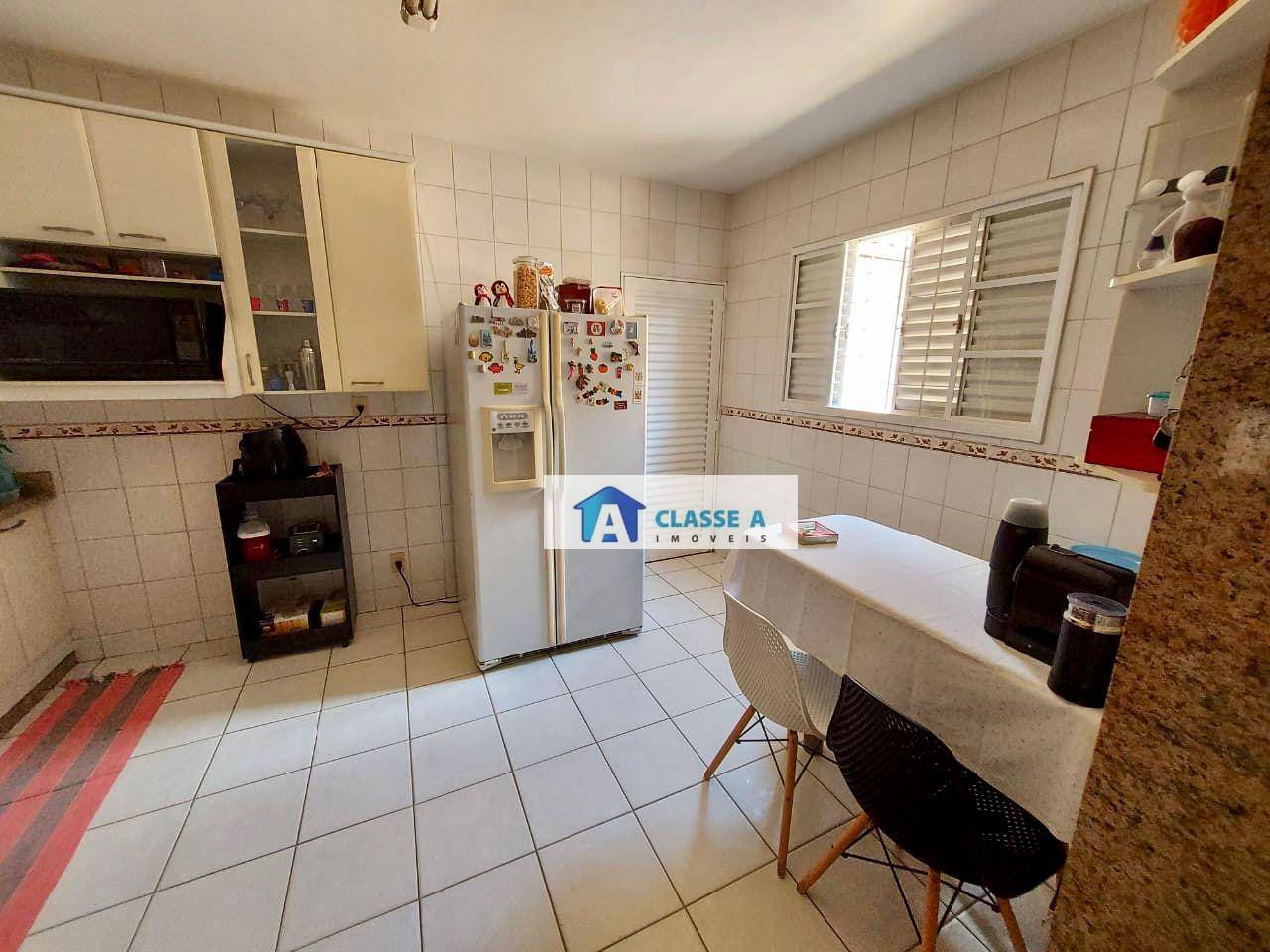 Casa à venda com 4 quartos, 220m² - Foto 12