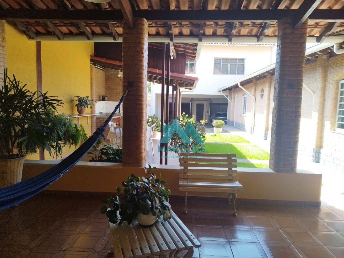 Sobrado à venda com 4 quartos, 304m² - Foto 1
