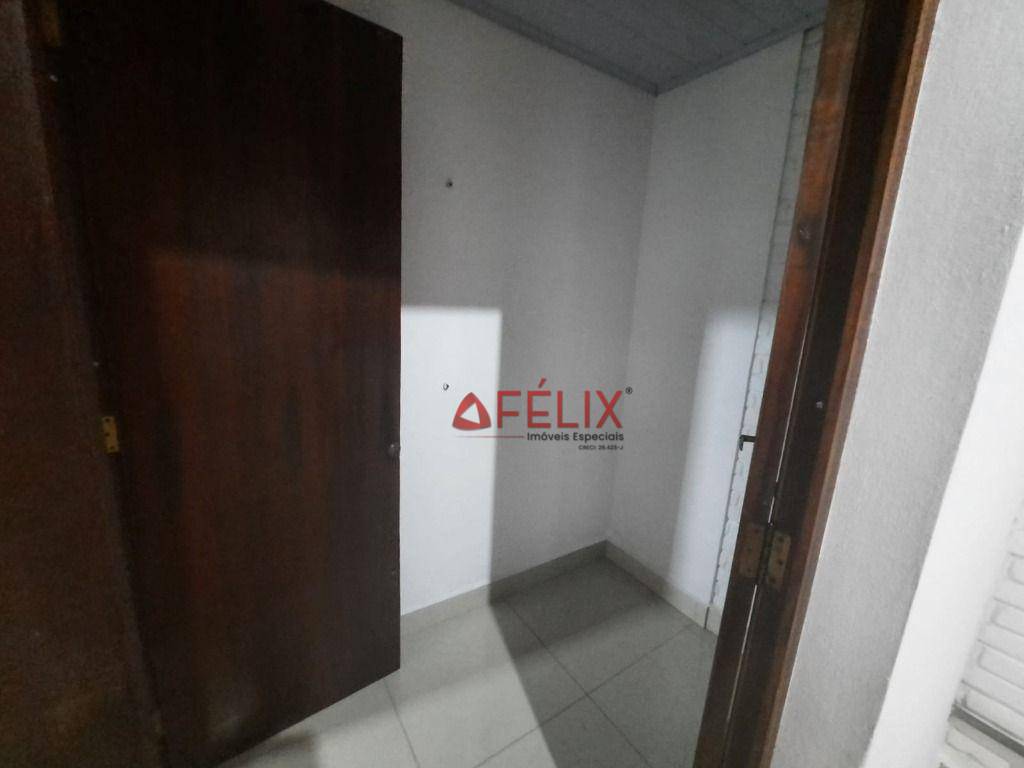 Casa para alugar com 4 quartos, 200m² - Foto 15