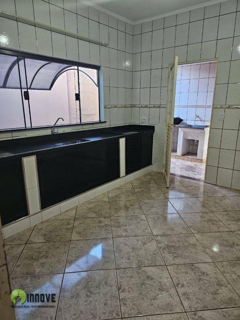 Casa à venda e aluguel com 2 quartos, 90m² - Foto 1