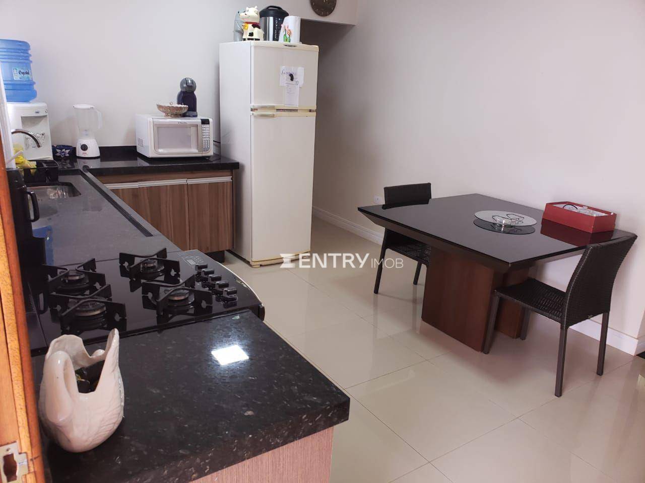 Casa à venda com 4 quartos, 300m² - Foto 4