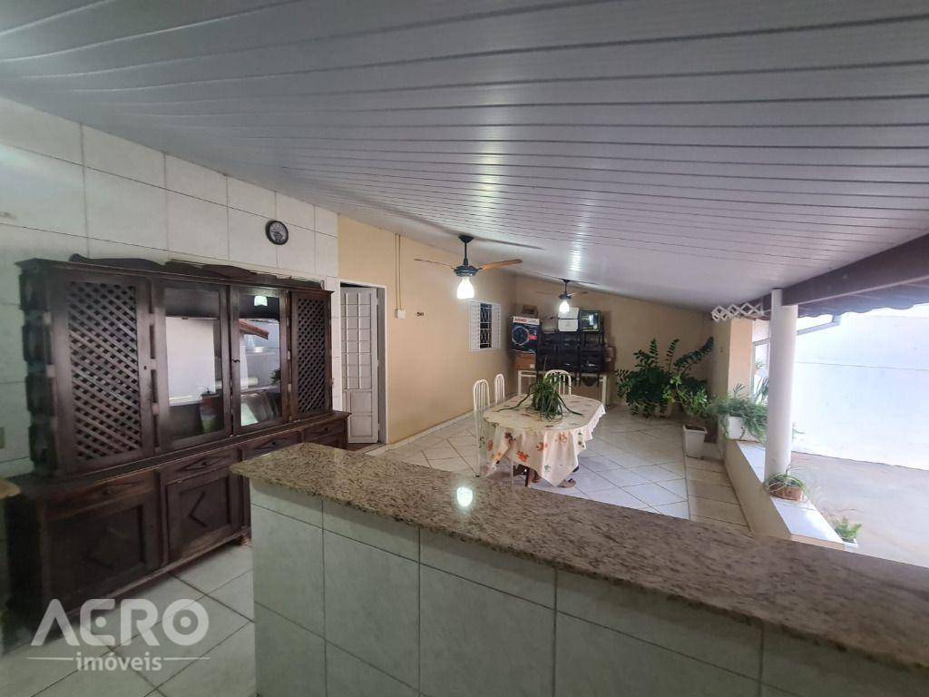 Casa à venda com 3 quartos, 248m² - Foto 8