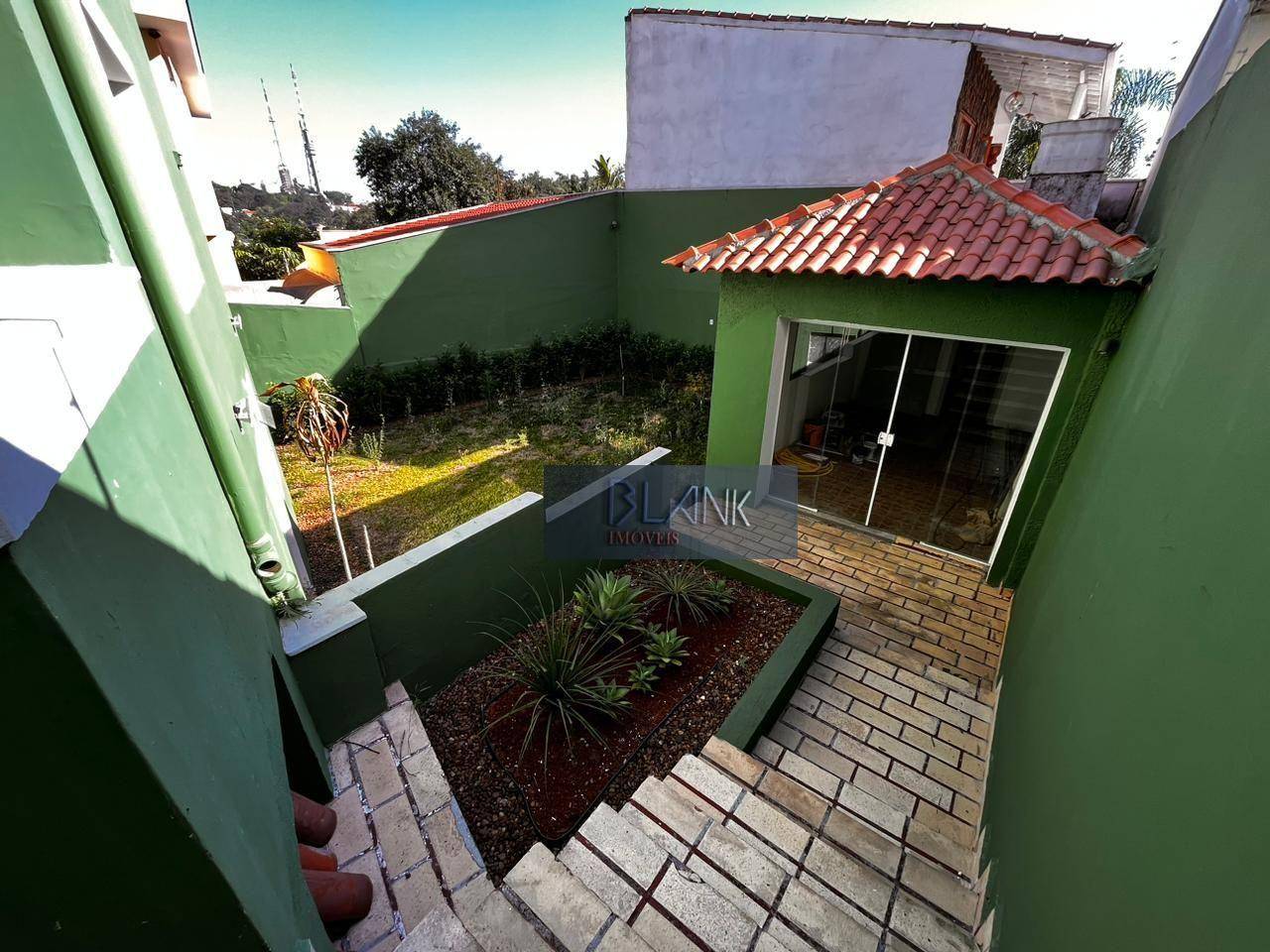 Casa à venda e aluguel com 3 quartos, 300m² - Foto 1