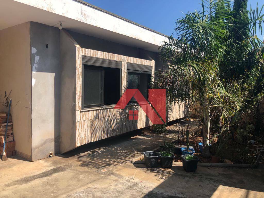 Casa à venda com 4 quartos, 201m² - Foto 1