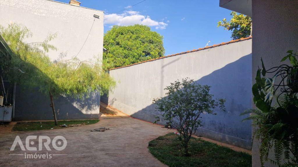 Casa à venda com 2 quartos, 100m² - Foto 1