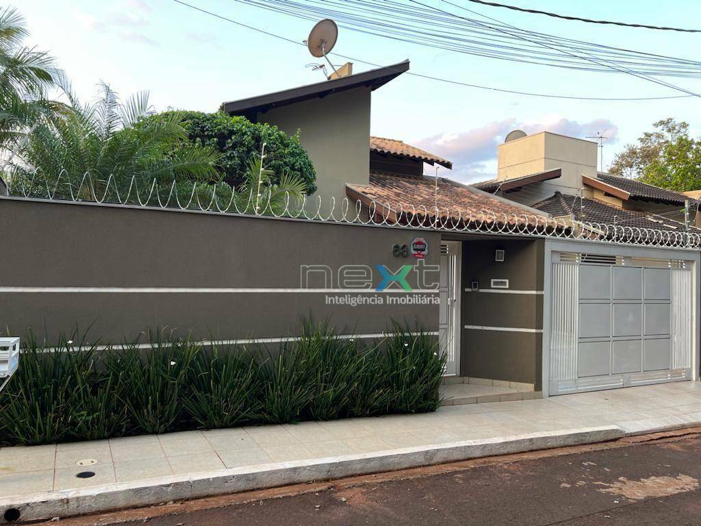 Casa à venda com 4 quartos, 220m² - Foto 1